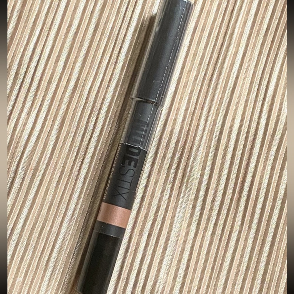 NUDESTIX MAGNETIC LUMINOUS EYE COLOR NUDITY full size